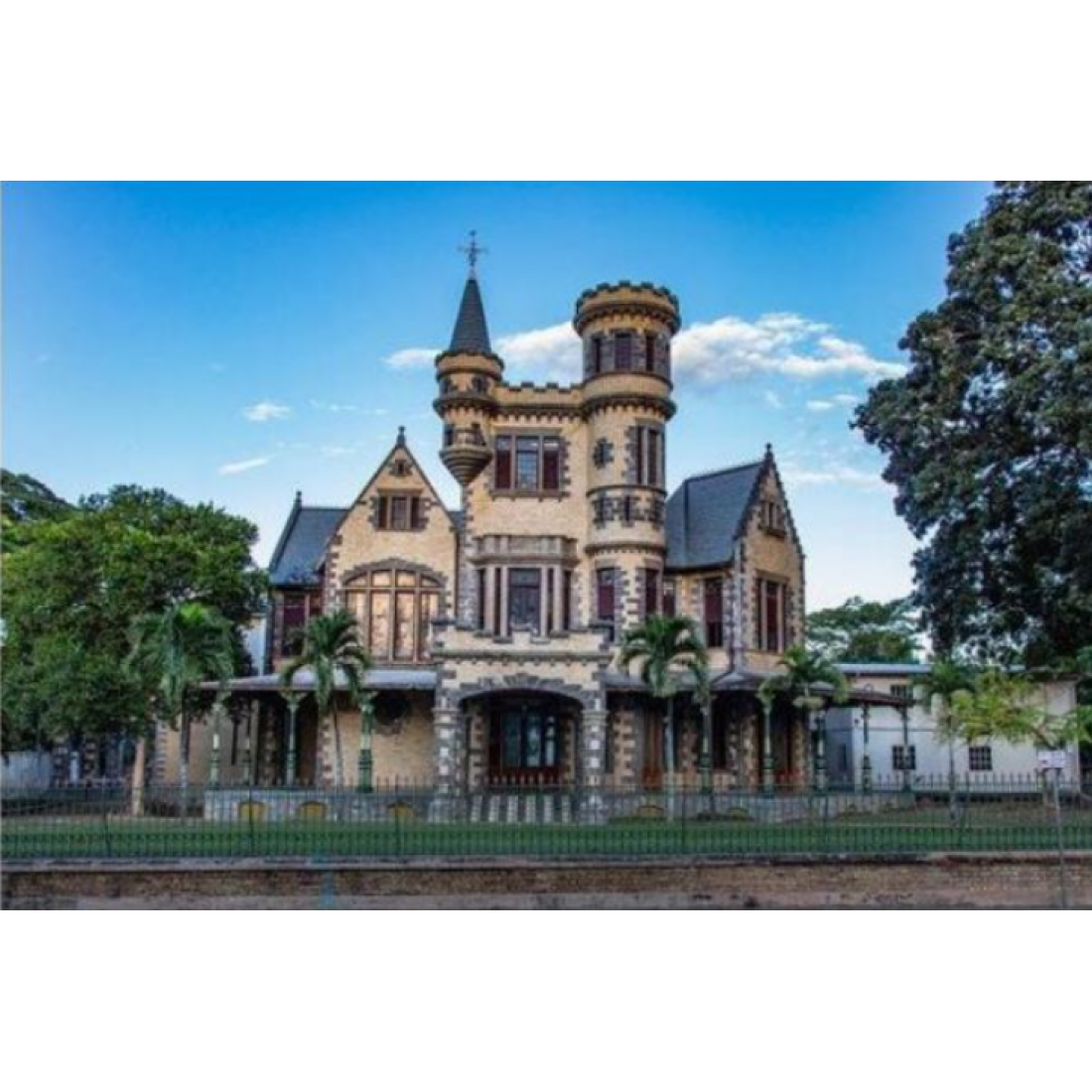 Port of Spain City Tour: Magnificent Seven & Fort George 7